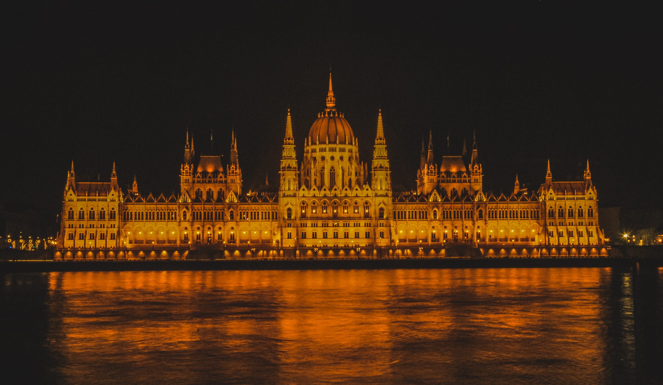 magyar parlament épülete éjjel